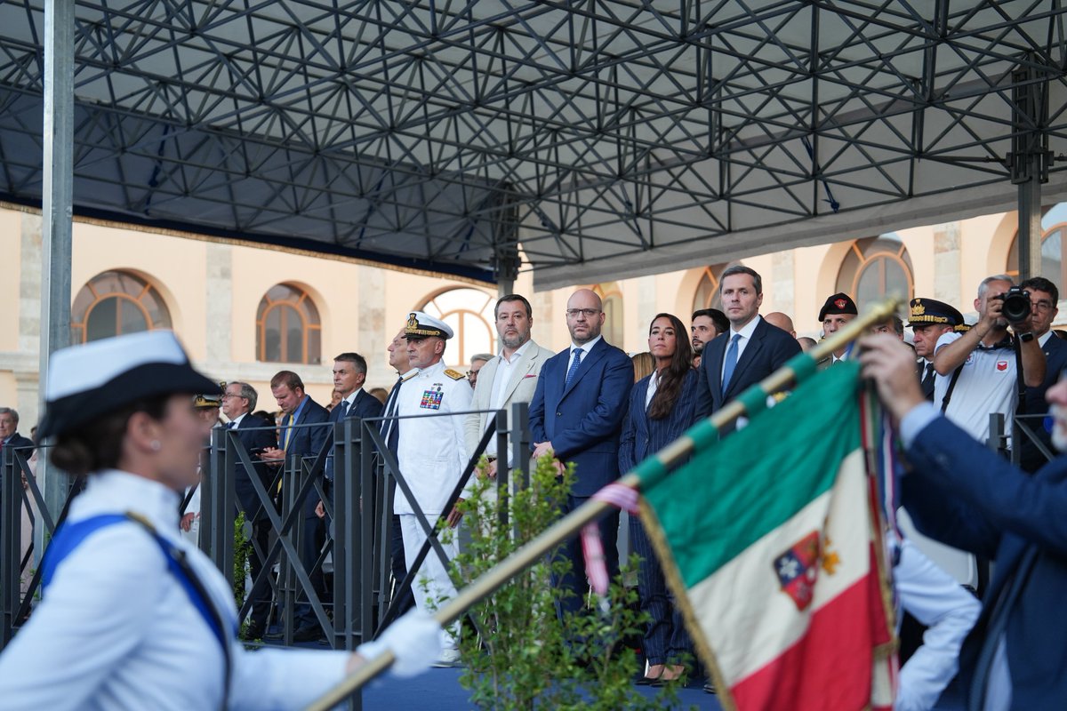 matteosalvinimi's tweet image. Questa sera nella splendida cornice di Forte Michelangelo, a Civitavecchia, per le celebrazioni in occasione dei 160 anni dall’istituzione del Corpo delle Capitanerie di Porto - Guardia Costiera.
Profonda gratitudine alle donne e agli uomini in divisa che ogni giorno difendono i…