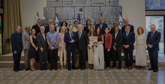 ADL_es's tweet image. Nicole Mutchnik y @_MarinaRos de ADL se reunieron ayer con la familia de Alon Ohel en la residencia del presidente @Isaac_Herzog, como parte de la misión de @Conf_of_Pres. Tras 655 días en manos de Hamás, Alon está en estado crítico. Urge: que regresen ya los 50 rehenes.