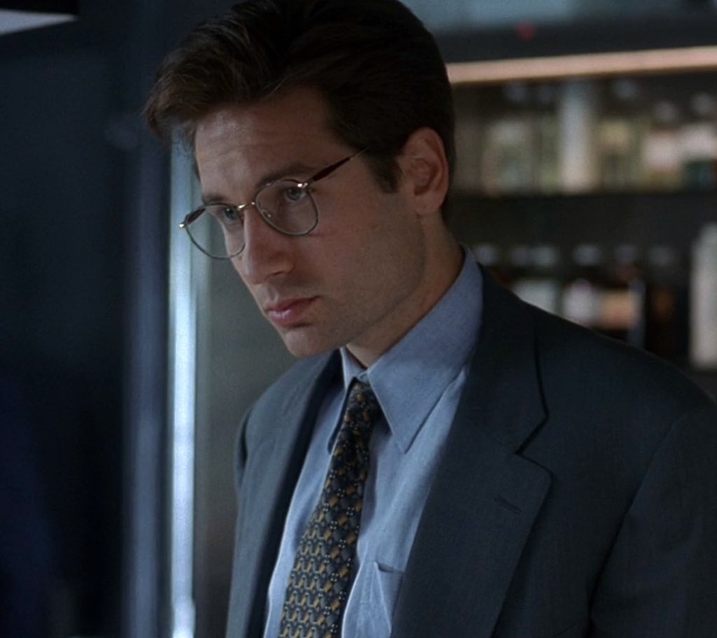 Justice4Queeque's tweet image. please save me loser professor that looks ridiculously hot in glasses