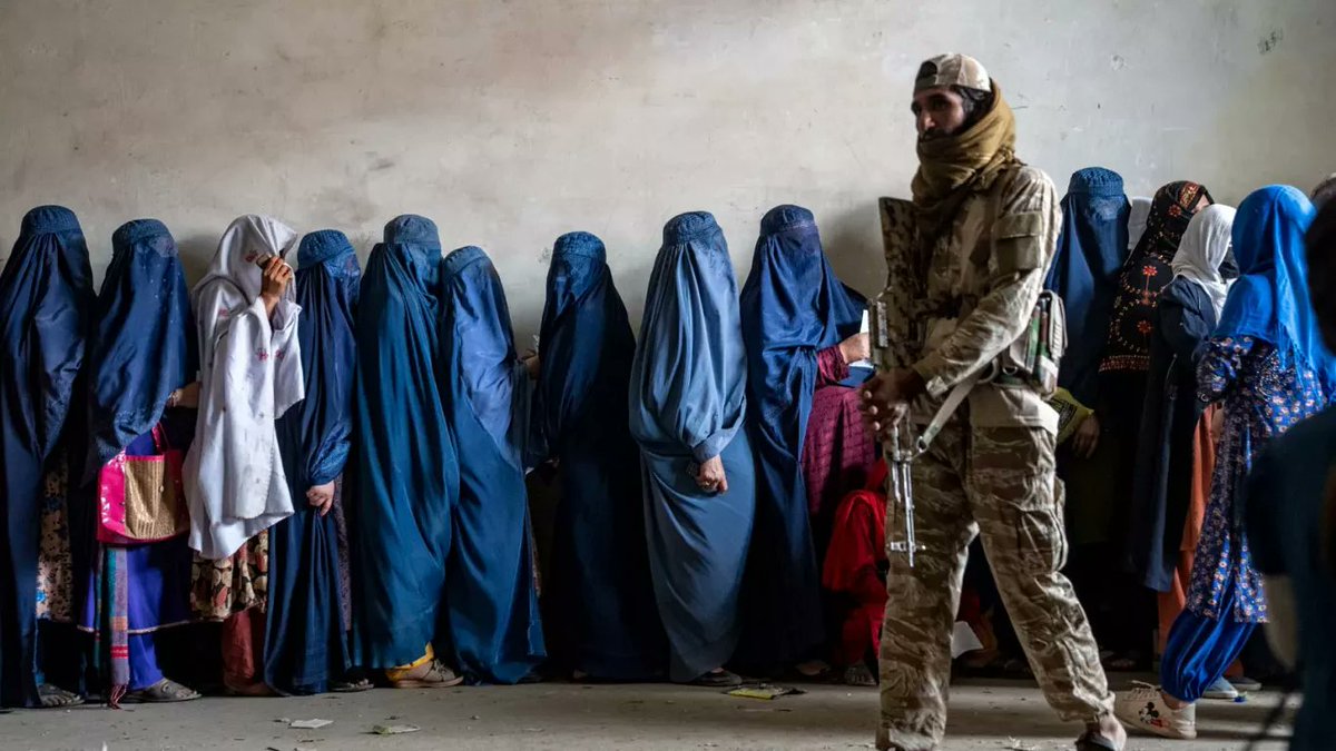 nupelonline's tweet image. BM, Afgan kadınlarının tutuklamasından endişeli
🔴2021’de yeniden iktidara gelen Taliban, kadınların kamusal alandaki giyim ve davranışlarını, özellikle yüzlerini göstermelerini yasaklayan ahlak yasalarıyla sıkı denetim altına aldı.
nupel.tv/bm-talibanin-a…