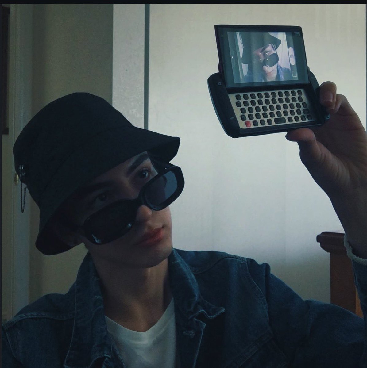 Hectorxsosa's tweet photo. Sidekick selfie 

#selfie #sidekick #phone #y2k #2000s #flipphone #edgy #tumblr #aesthetic #boyblog #boyblogger #mecore #tumblrboy #tmobile https://t.co/b8PlOj8xRL