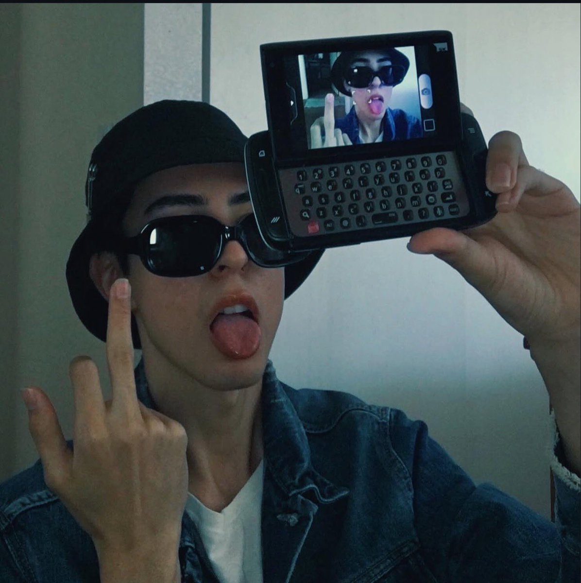 Hectorxsosa's tweet photo. Sidekick selfie 

#selfie #sidekick #phone #y2k #2000s #flipphone #edgy #tumblr #aesthetic #boyblog #boyblogger #mecore #tumblrboy #tmobile https://t.co/b8PlOj8xRL