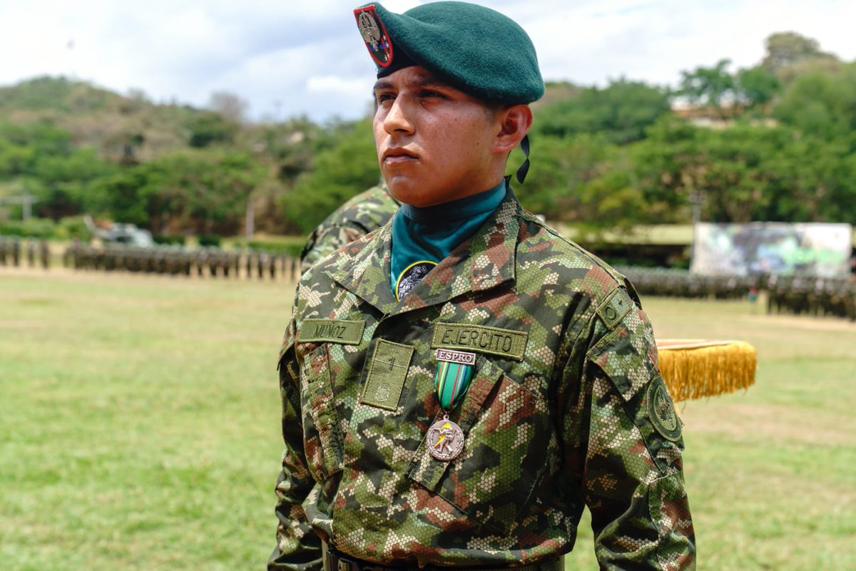 COL_EJERCITO's tweet image. #EnImágenes | Hoy, 2.693 hombres se graduaron como nuevos Soldados Profesionales del Curso N.° 80, que lleva el nombre del soldado Juan Camilo Rentería Fernández, héroe caído en cumplimiento del deber en Tuluá, #ValleDelCauca.
Una ceremonia cargada de honor, disciplina y…