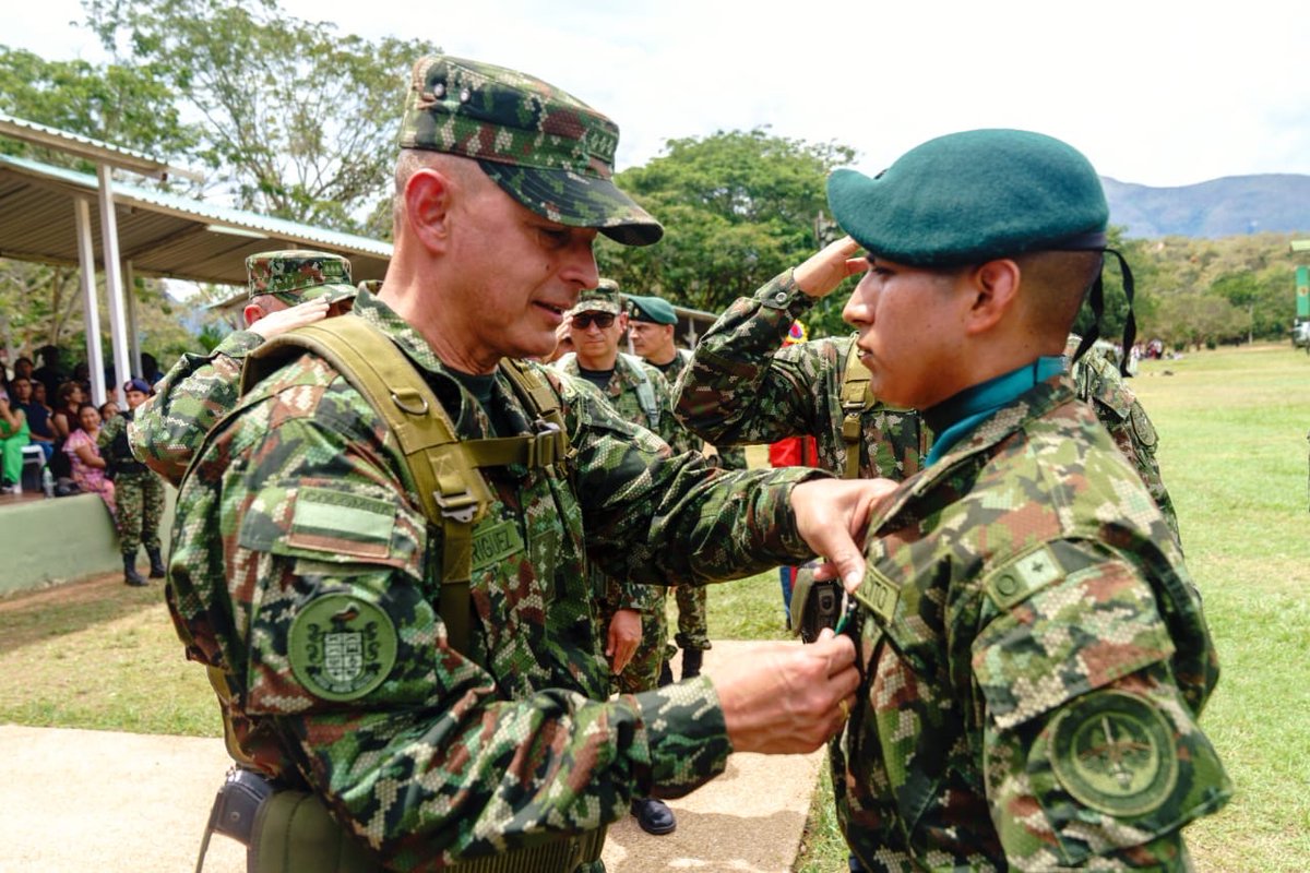 COL_EJERCITO's tweet image. #EnImágenes | Hoy, 2.693 hombres se graduaron como nuevos Soldados Profesionales del Curso N.° 80, que lleva el nombre del soldado Juan Camilo Rentería Fernández, héroe caído en cumplimiento del deber en Tuluá, #ValleDelCauca.
Una ceremonia cargada de honor, disciplina y…