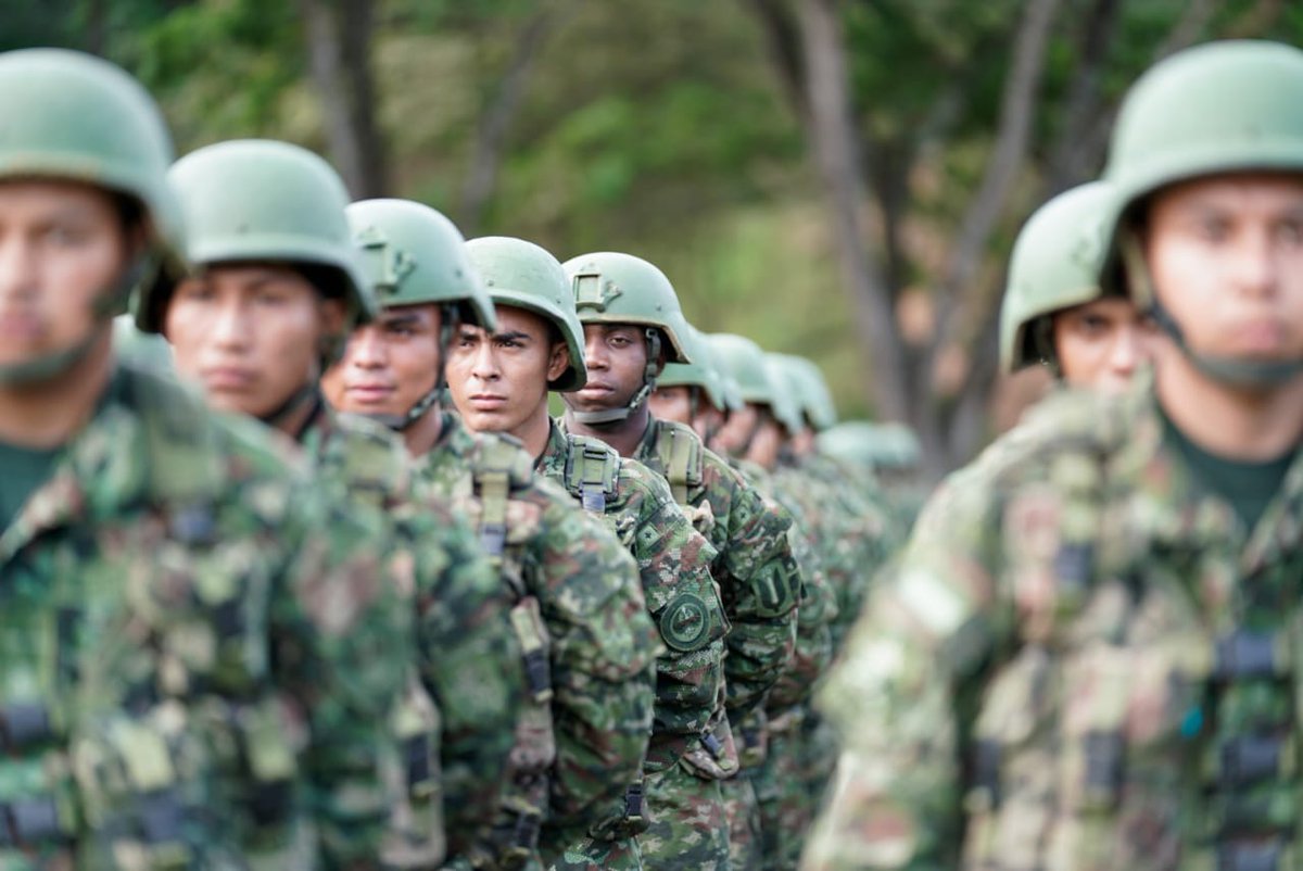 COL_EJERCITO's tweet image. #EnImágenes | Hoy, 2.693 hombres se graduaron como nuevos Soldados Profesionales del Curso N.° 80, que lleva el nombre del soldado Juan Camilo Rentería Fernández, héroe caído en cumplimiento del deber en Tuluá, #ValleDelCauca.
Una ceremonia cargada de honor, disciplina y…