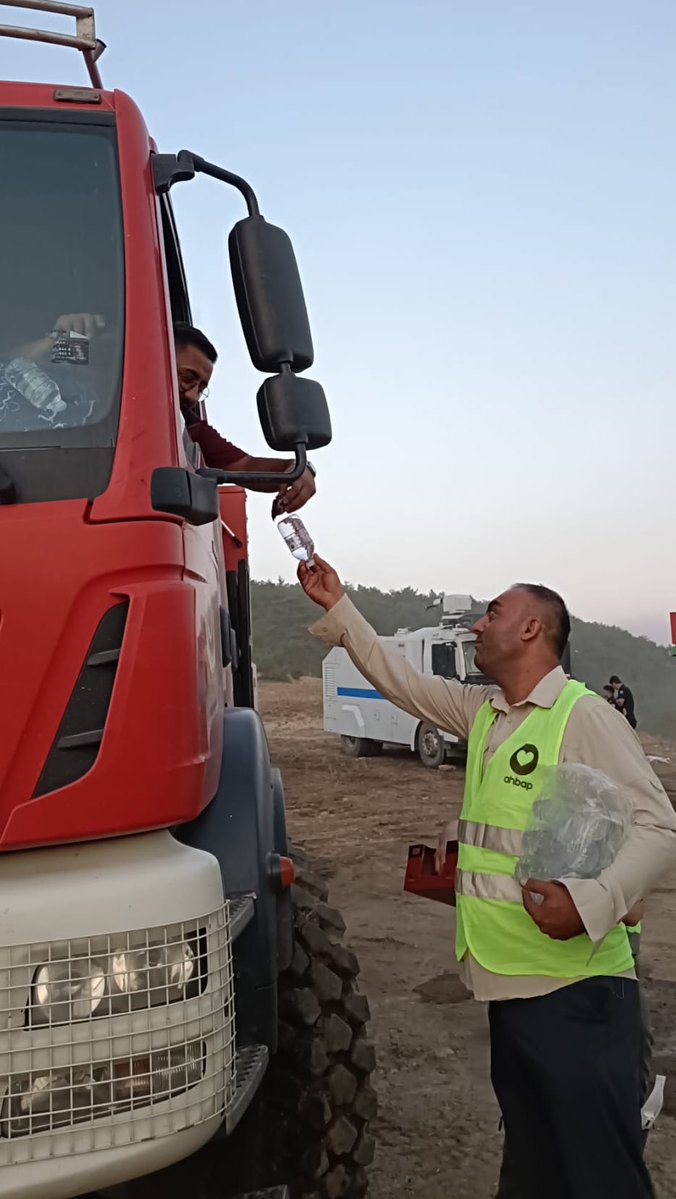 ahbap's tweet image. Eskişehir Seyitgazi’de çıkan orman yangınlarında biz de Ahbap olarak sahadaydık.
Yangınla mücadele eden ekiplere destek olabilmek için çalışmaya devam ediyoruz.
Diliyoruz ki yangınlar en kısa sürede tamamen kontrol altına alınır.
Bu zorlu mücadelede emek veren herkese…