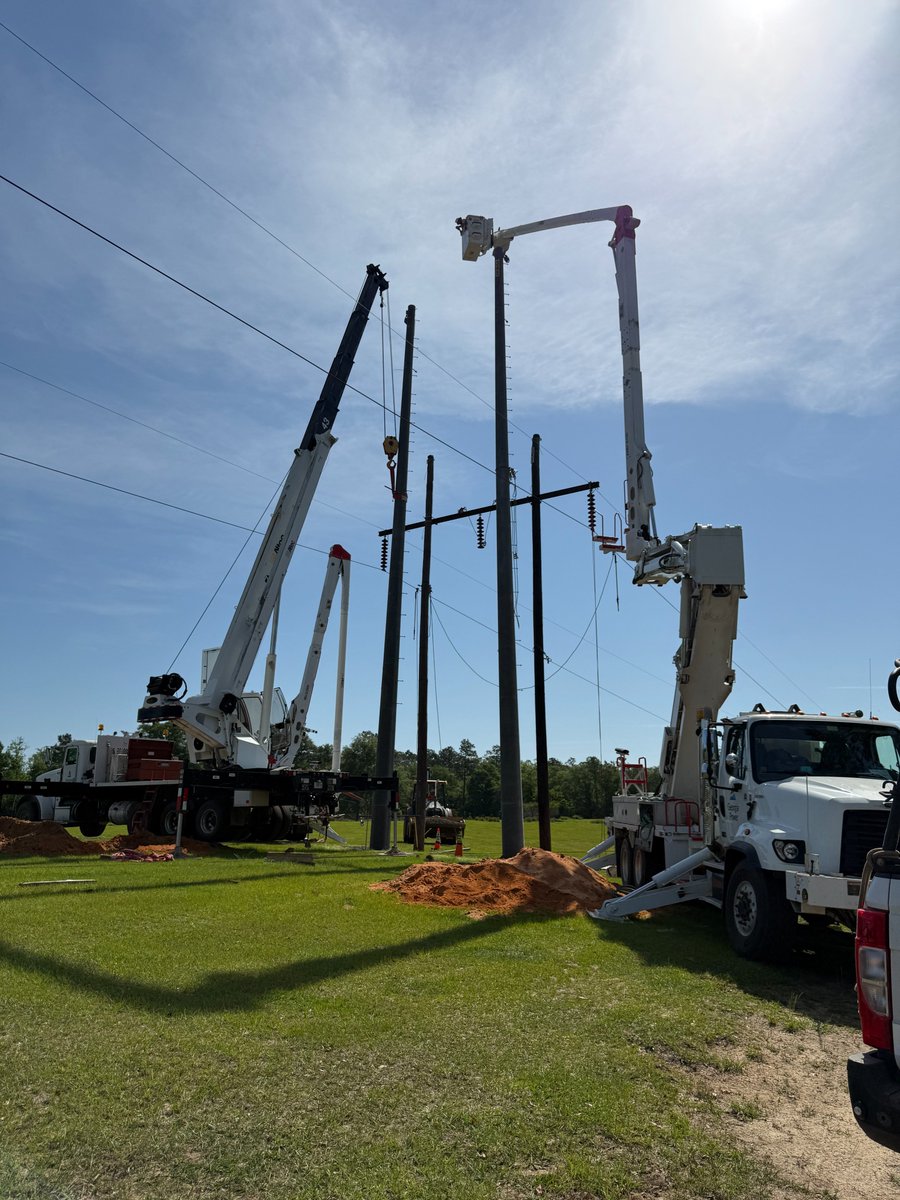 GeorgiaPower's tweet image. 👀 Look up! ☝️

Did you know that the transmission poles pictured here stand 75 feet tall? Our skilled linemen use bucket trucks, cranes, and specialized tools to erect these poles and construct the H-frames and lines. 🛠️

Stay tuned for more facts From The Bucket. ⚡