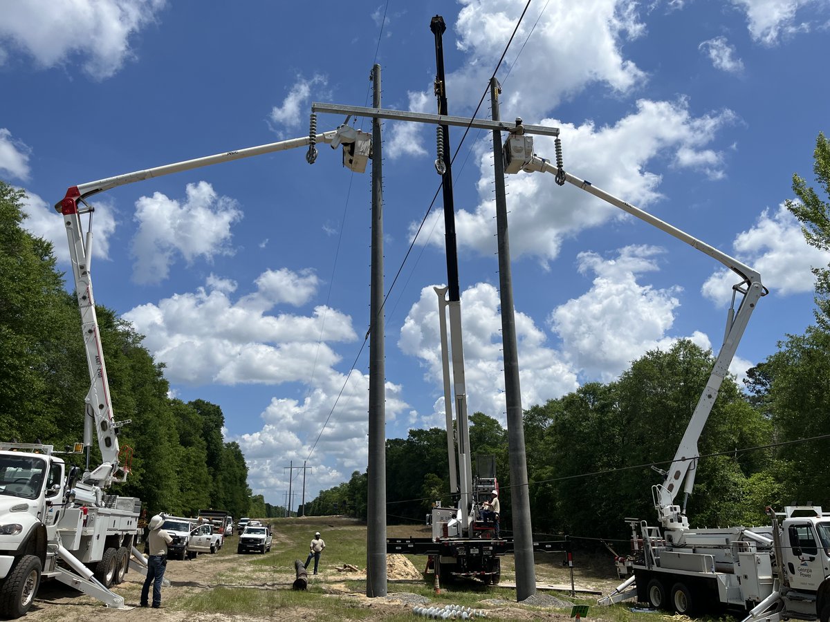 GeorgiaPower's tweet image. 👀 Look up! ☝️

Did you know that the transmission poles pictured here stand 75 feet tall? Our skilled linemen use bucket trucks, cranes, and specialized tools to erect these poles and construct the H-frames and lines. 🛠️

Stay tuned for more facts From The Bucket. ⚡