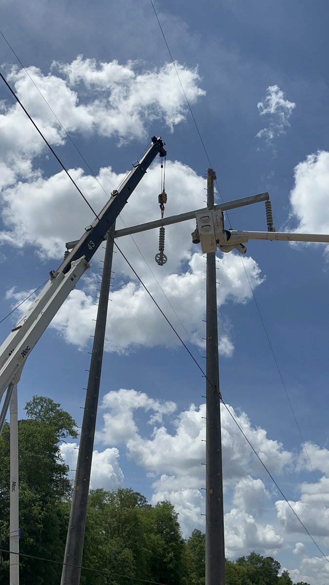GeorgiaPower's tweet image. 👀 Look up! ☝️

Did you know that the transmission poles pictured here stand 75 feet tall? Our skilled linemen use bucket trucks, cranes, and specialized tools to erect these poles and construct the H-frames and lines. 🛠️

Stay tuned for more facts From The Bucket. ⚡