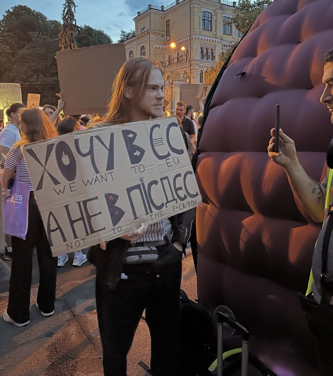 TetyanaUkrainka's tweet image. Ukrainians always show the rest of the world how to use their voices when fighting for democracy. Take notes. 🇺🇦🔥
🎥: lena.balbek/IG