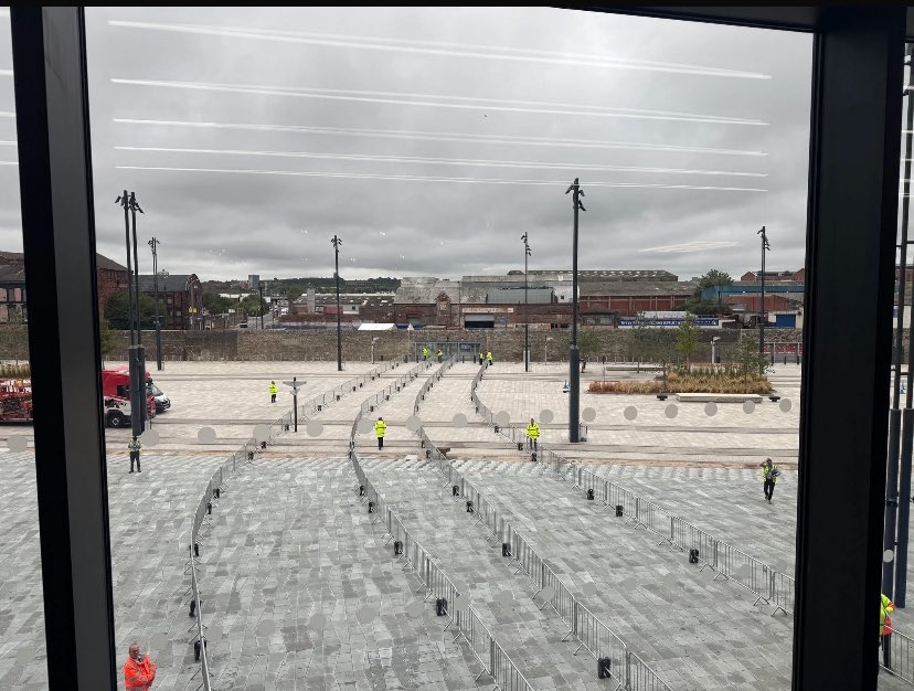 Evershite's tweet image. Everton’s grand opening for the new club shop today didnt goto plan
Big queues were expected 🙌 Extra barriers were laid out
- In total,61 people visited
- some staff were told to go home early
as it wasn't that busy
- The days takings- £271.75
Everton Football Club 🤦♂️