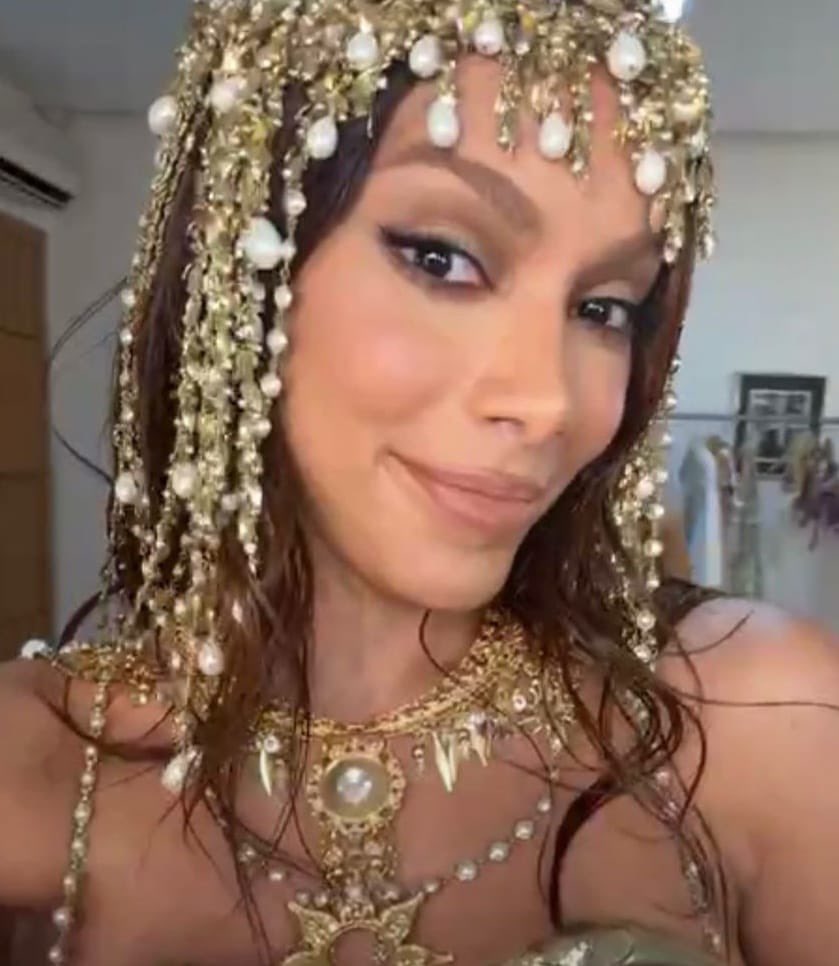 QGdoPOP's tweet image. Anitta aparece em live no Instagram e internautas comentam:
“Gente o rosto dela não mudou em nada. Em choque era só make e ângulo.”