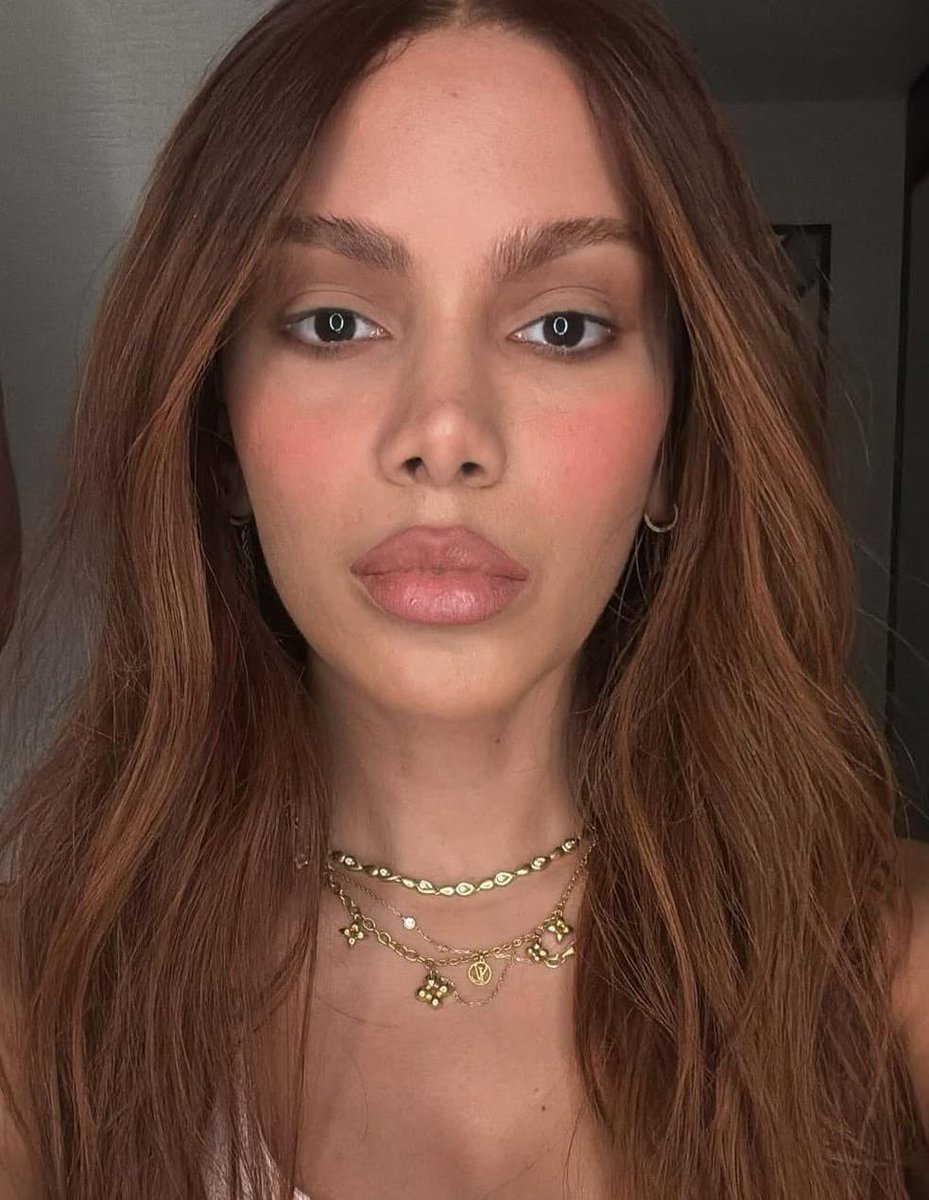 QGdoPOP's tweet image. Anitta aparece em live no Instagram e internautas comentam:
“Gente o rosto dela não mudou em nada. Em choque era só make e ângulo.”