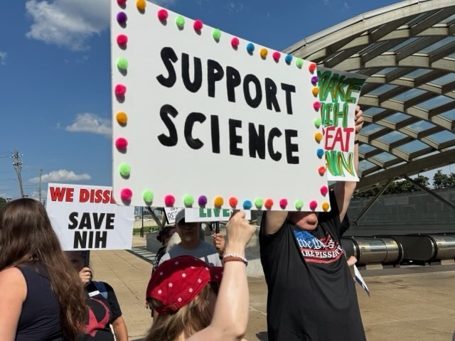 RepAprilDelaney's tweet image. Yesterday, Team McClain Delaney was proud to stand up and speak out alongside @NIH federal workers and @UAW members.
Our workers are the foundation of America’s strength and progress. They deserve nothing less than our full and steadfast support. While I’m in Congress, you can…