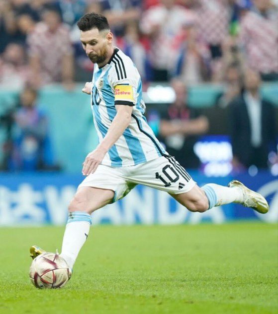 Mais pênaltis batidos na história:

Liga dos Campeões: MESSI
LaLiga: MESSI
Copa do Mundo: MESSI

 Adivinha quem é o “Penaldo” 😂

👀