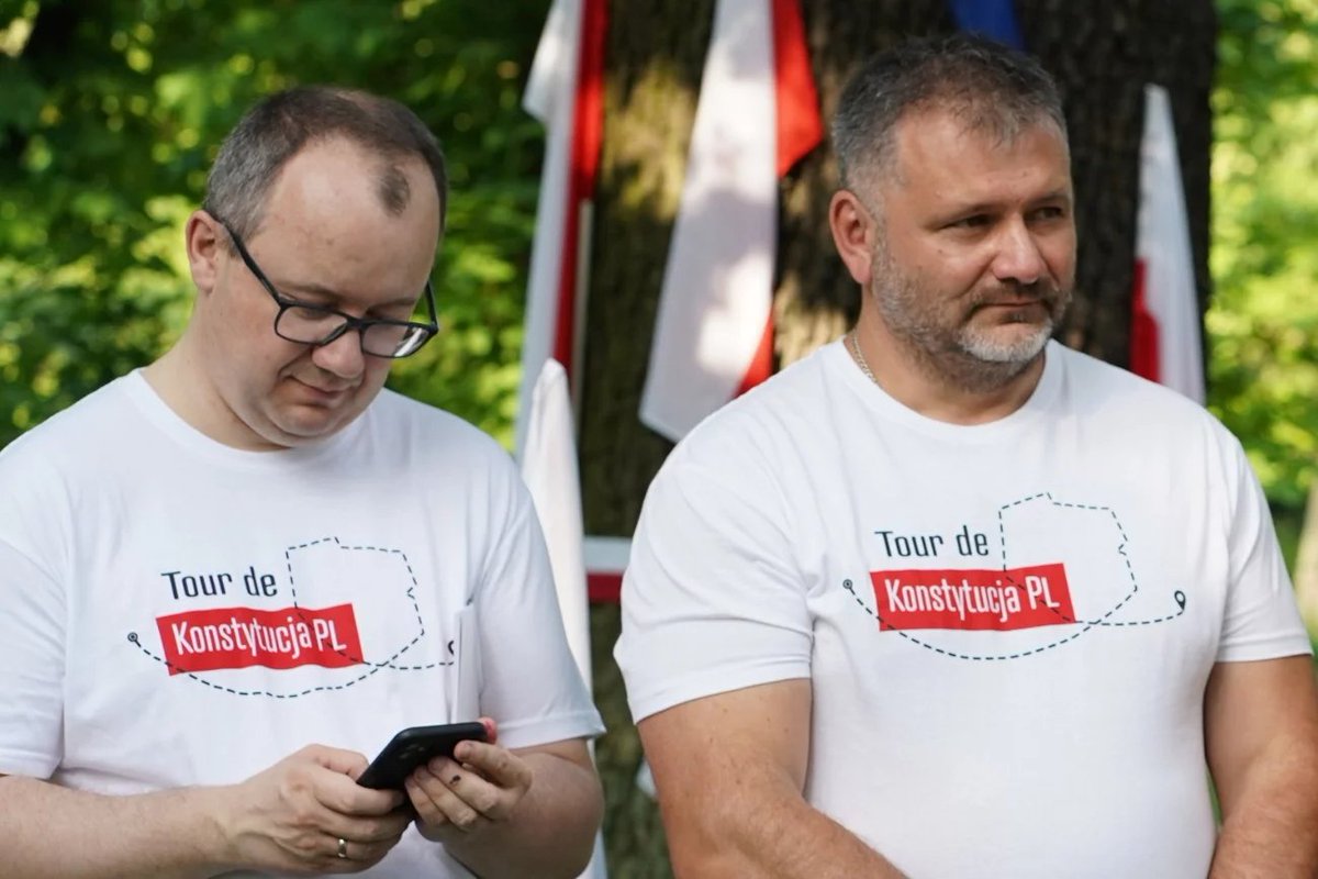 krzysztofwpanek's tweet image. Fanem Bodnara nie byłem, ale lepiej mieć kiłę, niż AIDS. Zastąpienie go sędzią Żurkiem oznacza, że żadnej próby kompromisu, dojścia do zgody nie będzie. Tusk rozpoczyna jutro kolejny, jeszcze bardziej brutalny etap wojny polsko-polskiej...