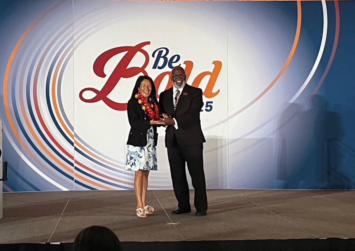 aallnet's tweet image. AALL Immediate Past President Cornell H. Winston passes the gavel to 2025-2026 President Jenny R.F.F. Silbiger. #AALL25