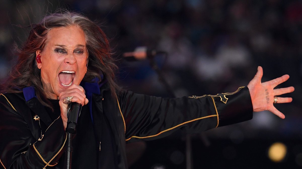 FoxSportsRadio's tweet image. RIP OZZY- @CovinoandRich pay tribute to the heavy metal legend as they finally return to the #FSR studios. They’ve also got vacation stories, #ShowtimeMahomesTrivia, and they check on the etiquette around fighting for foul balls in the stands.
LISTEN NOW> bit.ly/1b07Rqb