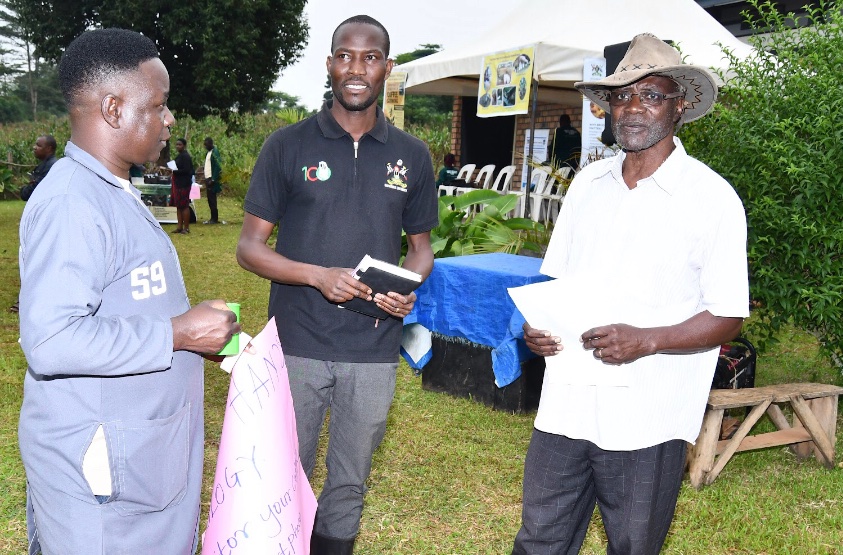 MakCAES's tweet image. .@MakCAES selected Mbulamu Integrated Farm as the host, however these have been working with several other farms around the area. ‘’It’s been a great experience, I must acknowledge that I am the winner because all will be talking about us’’~Mr. Tonda, Mbulamu Farm Proprietor.