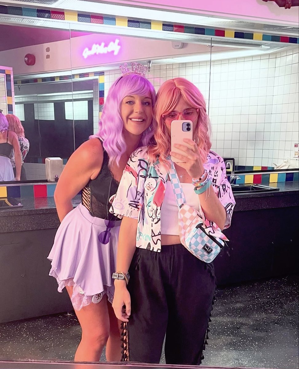 Pro tip: never miss a mirror moment at Fudpucker’s 💜✨💗

📸: @cara_lazenby

#girlsnight #Fudpuckers #mirrorselfie #destin #todoindestin #fudvibesonly #letsgetpuckedup #girlsjustwannahavefun #florida #floridapanhandle #pinkhairdontcare #beach #beachdays #floridavibes #fuds