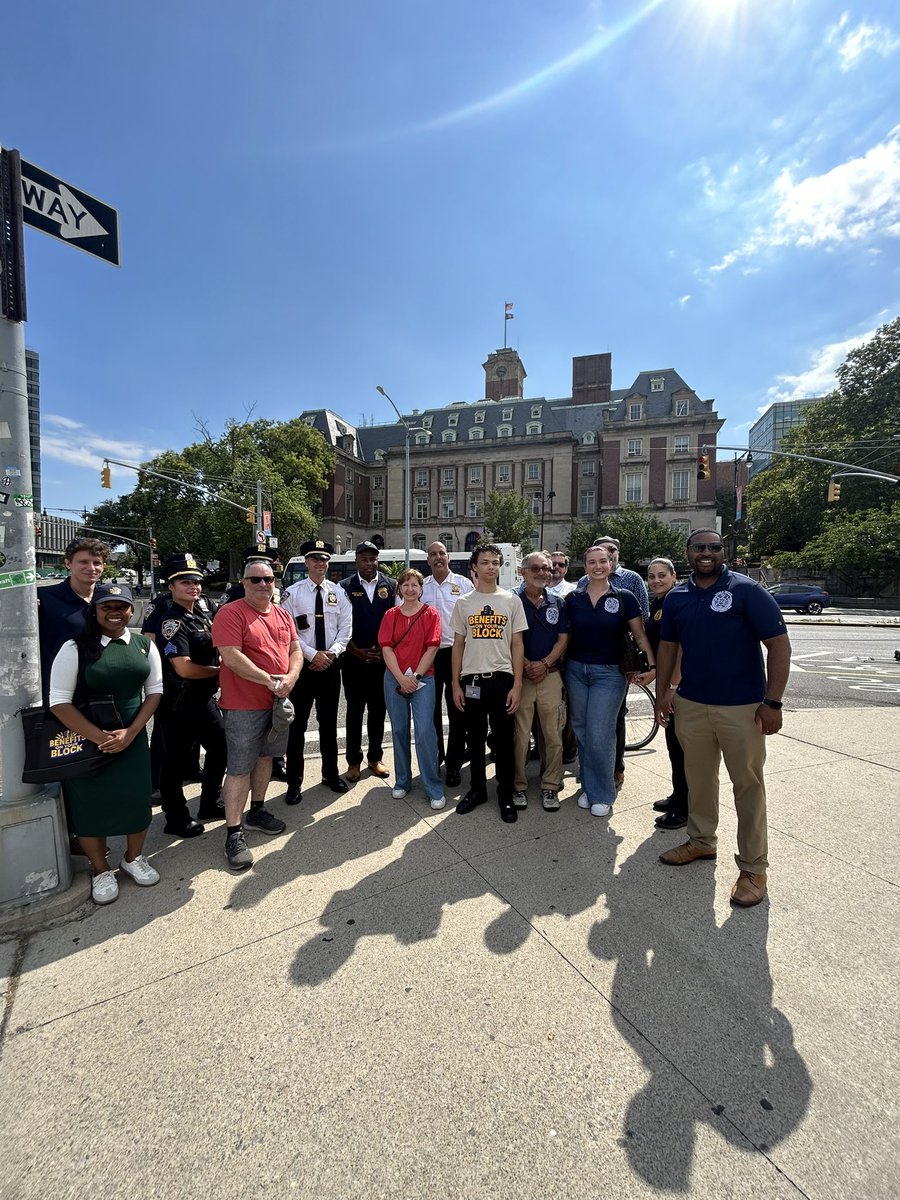 kazdaughtry's tweet image. Joined by @nycsheriff, @NYPDnews, and @mayorsCAU on Staten Island—walking the streets, meeting residents, and listening directly to the community.
This administration is committed to delivering real results: safer streets, cleaner neighborhoods, and a better quality of life in…