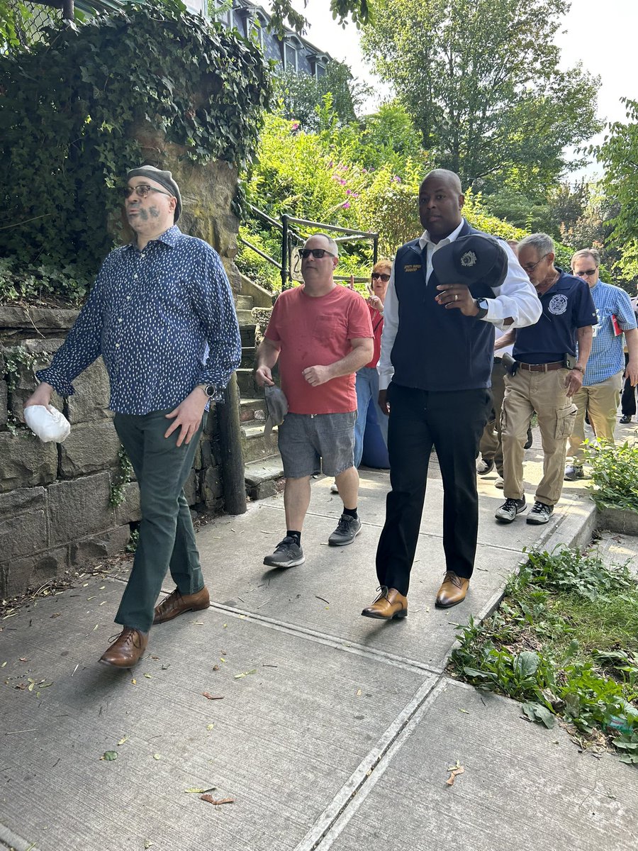 kazdaughtry's tweet image. Joined by @nycsheriff, @NYPDnews, and @mayorsCAU on Staten Island—walking the streets, meeting residents, and listening directly to the community.
This administration is committed to delivering real results: safer streets, cleaner neighborhoods, and a better quality of life in…