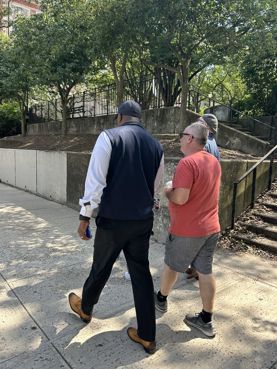 kazdaughtry's tweet image. Joined by @nycsheriff, @NYPDnews, and @mayorsCAU on Staten Island—walking the streets, meeting residents, and listening directly to the community.
This administration is committed to delivering real results: safer streets, cleaner neighborhoods, and a better quality of life in…