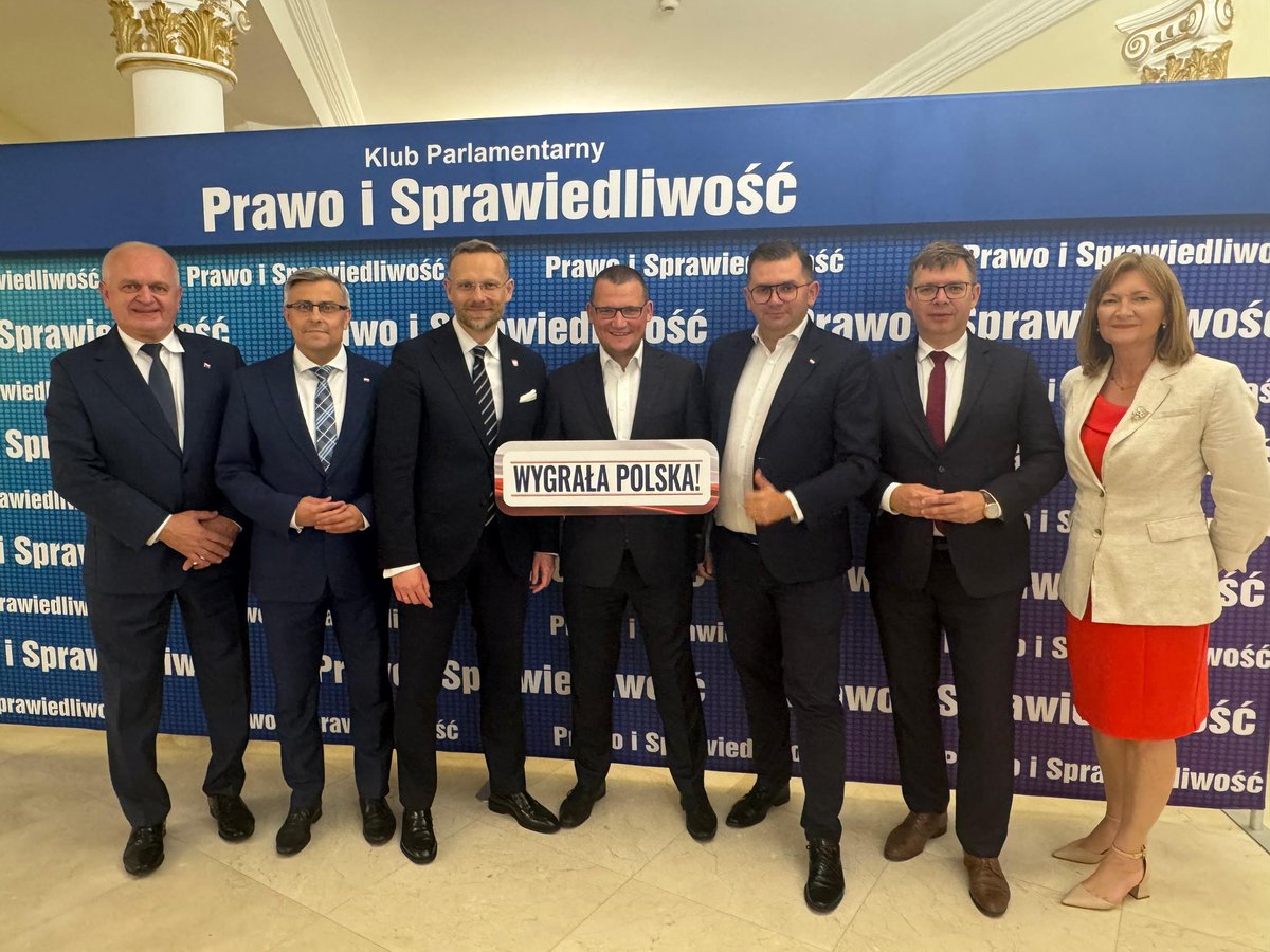 szefernaker's tweet image. Razem z posłami, którzy za rządów @pisorgpl pełnili funkcje wojewodów, pozdrawiamy z wyjazdowego posiedzenia klubu parlamentarnego PiS. Dziękujemy za Wasze wsparcie! Walczymy dalej dla 🇵🇱