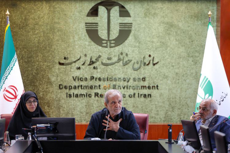 DPezeshkian1403's tweet image. 📷 نشست رئیسجمهور پزشکیان و خانم شینا انصاری با مدیران سازمان حفاظت محیط زیست
🗓 ۱۴۰۴/۰۴/۳۱
#برای_عزت_ایران