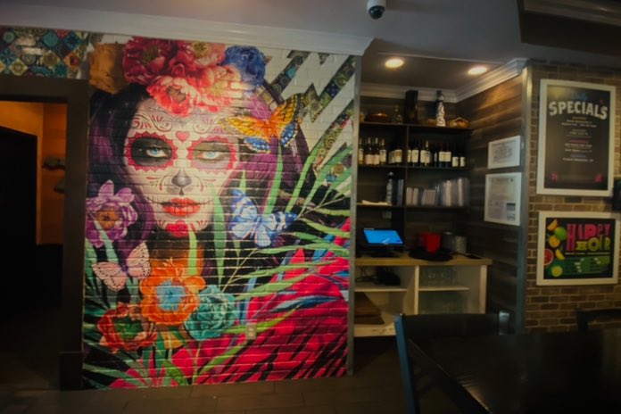TyoToys's tweet image. Striking mural in this restaurant #mamatigre in Oakton, it’s actually a vinyl wrap applied to brick