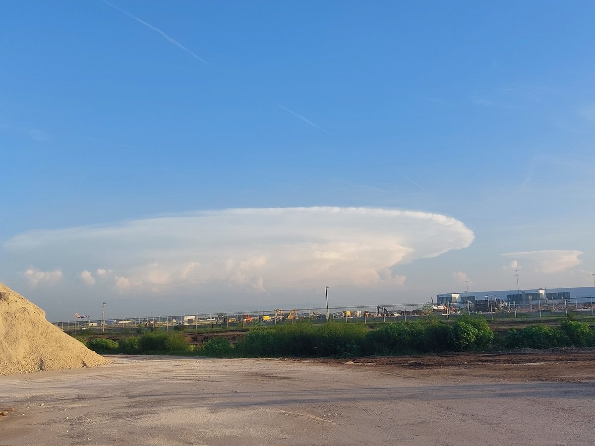 DEFCON_Marine's tweet image. This morning, I took a Pic of a cloud I have only seen in other posts. This was not normal. It was a flat-head mushroom cloud. Again, definitely not normal.