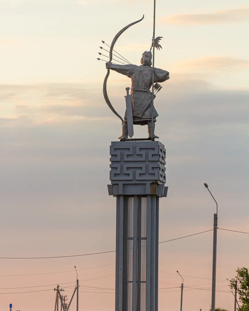 hiddennations's tweet image. 📍Not far from Elista, among the endless steppes of Kalmykia, stands the majestic Monument to the Kalmyk Nomad.
It symbolizes the nomadic #heritage of a people who roamed these lands for #centuries, preserving their culture, #language, and #traditions.
The figure of the…