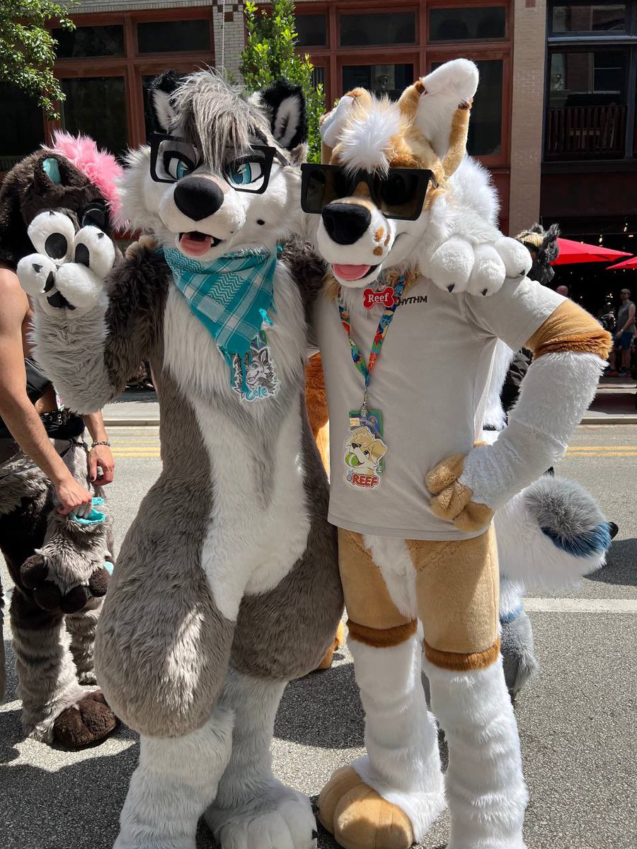 ColeWuff's tweet image. Can’t believe I got to meet @ReefRuff! Their content is something I look up to! ❤️