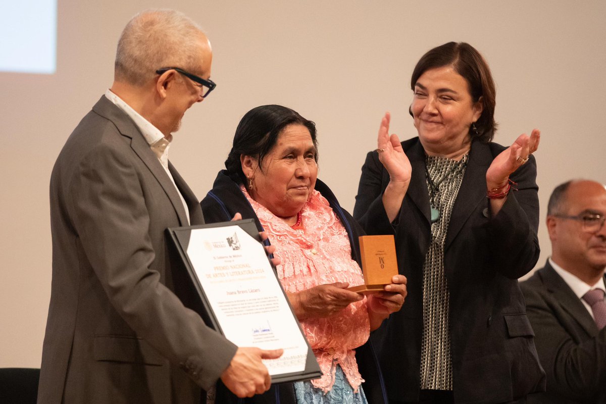 bellasartesinba's tweet photo. El día de hoy, el INBAL, en representación de la Presidencia de la República, entregó los premios nacionales de Artes y Literatura 2024 a Vicente Quirarte Castañeda (Lingüística y Literatura), Gerardo Tamez (Bellas Artes), María Teresa Rojas Rabiela y Leonardo López Luján (Historia, Ciencias Sociales y Filosofía), y Juana Bravo Lázaro y Antolín Vázquez Valenzuela (Artes y Tradiciones Populares). Muchas felicidades a todos los ganadores.