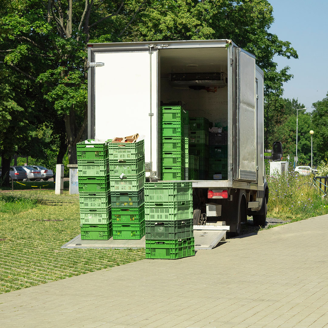 Each food seller - whether distributor, grocery, warehouse or farmer/farmers market - has its own pros and cons. Establishing relationships with these vendors can be a learning process. For small mobile operators, it's a balance.

hubs.ly/Q03ymssW0