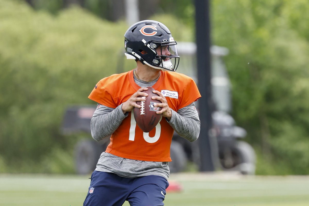 SpiegsAndHolmes's tweet image. Caleb Williams spoke to the media today as the entire team reported to Training Camp.
Hear everything the #Bears QB had to say as well as @MattSpiegs & @LaurenceWHolmes' reaction to it all, right now!
Tune in:
📺twitch.tv/chicago670thes…
🎧670thescore.com/listen