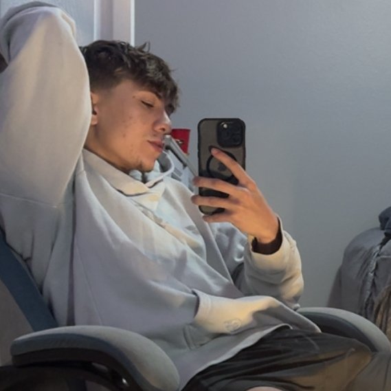 say hi for a suprise pic in ur dms 😜