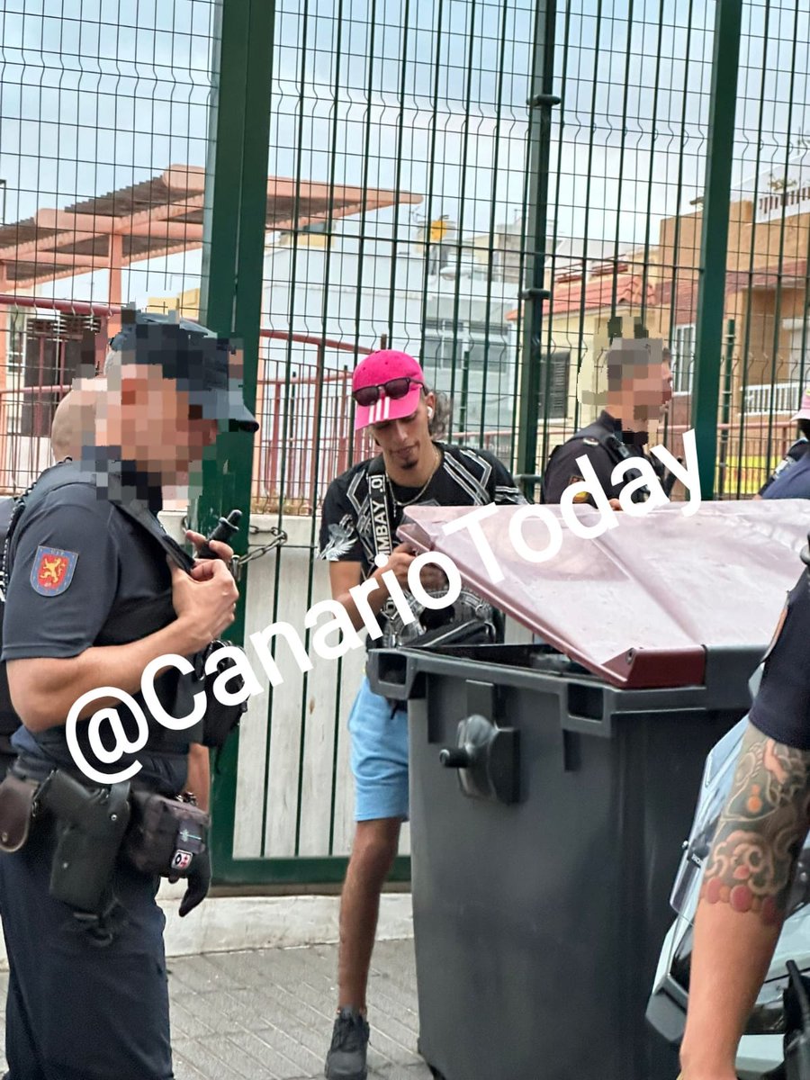 CanarioToday's tweet image. ⚠️ #GranCanaria | Dos inmigrantes ilegales magrebíes han sido detenidos en La Isleta tras agredir y robar 50€ a una anciana.
➡️ Ahora mismo hay actividad policial y parte de los vecinos están en la calle.
🔥El suceso ha generado mucha indignación. Sumado al de joven quemada.