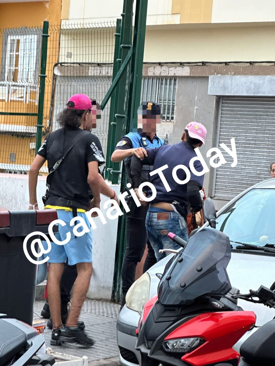 CanarioToday's tweet image. ⚠️ #GranCanaria | Dos inmigrantes ilegales magrebíes han sido detenidos en La Isleta tras agredir y robar 50€ a una anciana.
➡️ Ahora mismo hay actividad policial y parte de los vecinos están en la calle.
🔥El suceso ha generado mucha indignación. Sumado al de joven quemada.