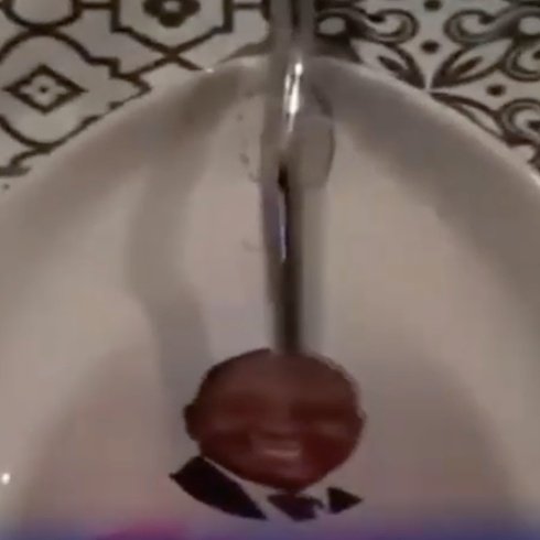 Kaapenaar_'s tweet image. BREAKING: Man who urinated on Ramaphosa's face charged with racism.