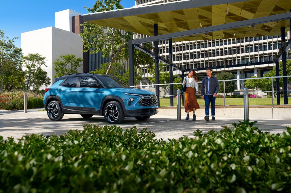 The Chevy Trailblazer RS—every street is its stage.

Sleek, sporty looks meet standout performance with an RS-exclusive high-gloss Black mesh grille, bold 19-inch black machined-aluminum wheels, and a heated flat-bottom steering wheel for ultimate driving comfort.