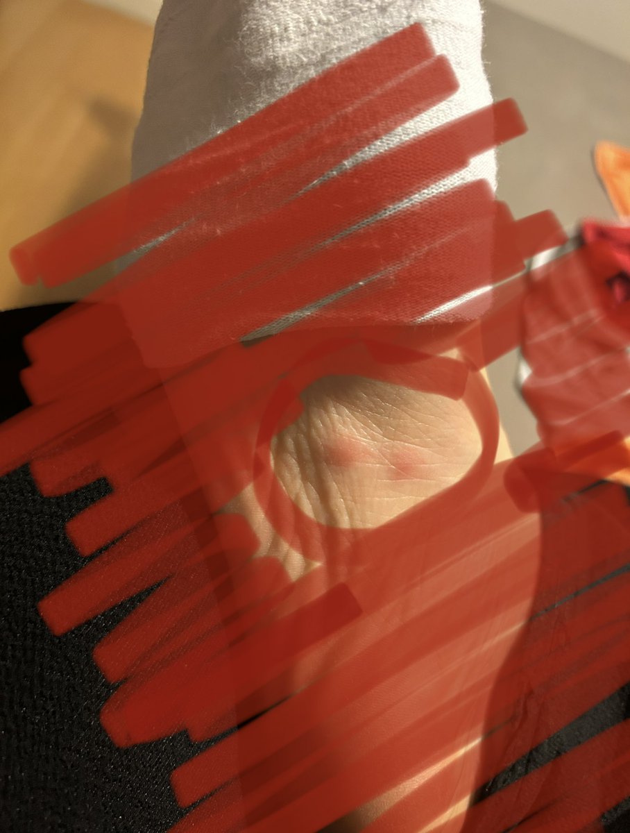 Justice4Queeque's tweet image. not about to distribute feet pics for free, but what in the x-files pilot..