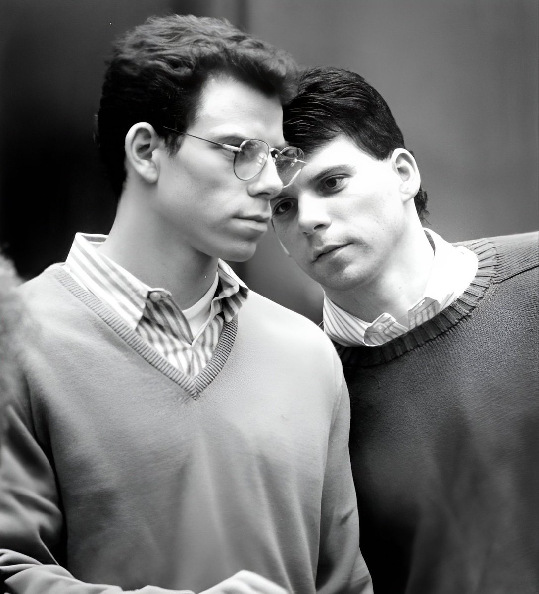 MenendezRand's tweet image. Menendez Brother Is Suffering Health Crisis, Lawyer Reveals
Daily Beast - Erik Menendez’s lawyer is pleading with California Gov. Gavin Newsom to release him immediately after the convicted-killer-turned-Netflix-star was hit with a serious medical condition. Menendez’s health…