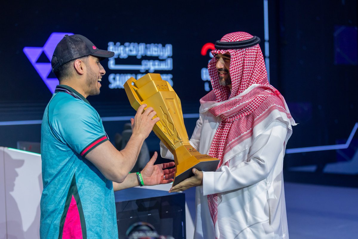 المدرج الرياضي - Esports (@almodrj_esport) on Twitter photo " لطيف شال الذهب 🏆🇸🇦 "
بطلنا السعودي النجم <a href="/latif_7/">Twis | Latif</a> من فريق <a href="/TwisMinds/">Twisted Minds 🧠</a>يحقق لقب #الدوري_الخليجي_للرياضات_الإلكترونية للعبة #StreetFighter6 " لطيف شال الذهب 🏆🇸🇦 "
بطلنا السعودي النجم <a href="/latif_7/">Twis | Latif</a> من فريق <a href="/TwisMinds/">Twisted Minds 🧠</a>يحقق لقب #الدوري_الخليجي_للرياضات_الإلكترونية للعبة #StreetFighter6