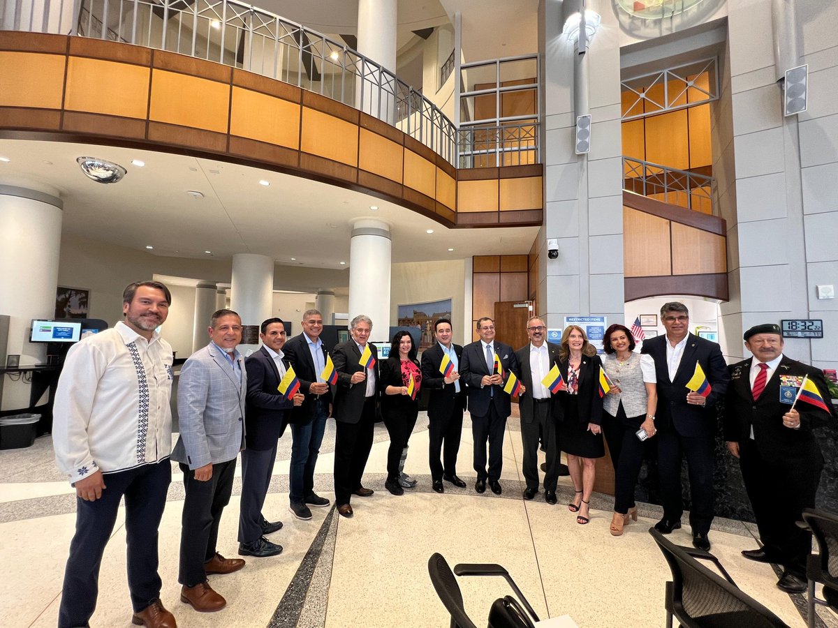 Juansabinesg's tweet image. Acudimos a la celebración del 215° Aniversario de la Independencia de Colombia en el City Hall de Orlando, con la presencia del anfitrión, el Cónsul de Colombia César Felipe González, y de los colegas cónsules de Brasil, João Lucas Quental, y de República Dominicana, @holi_matos.…