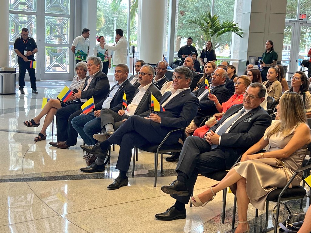 Juansabinesg's tweet image. Acudimos a la celebración del 215° Aniversario de la Independencia de Colombia en el City Hall de Orlando, con la presencia del anfitrión, el Cónsul de Colombia César Felipe González, y de los colegas cónsules de Brasil, João Lucas Quental, y de República Dominicana, @holi_matos.…