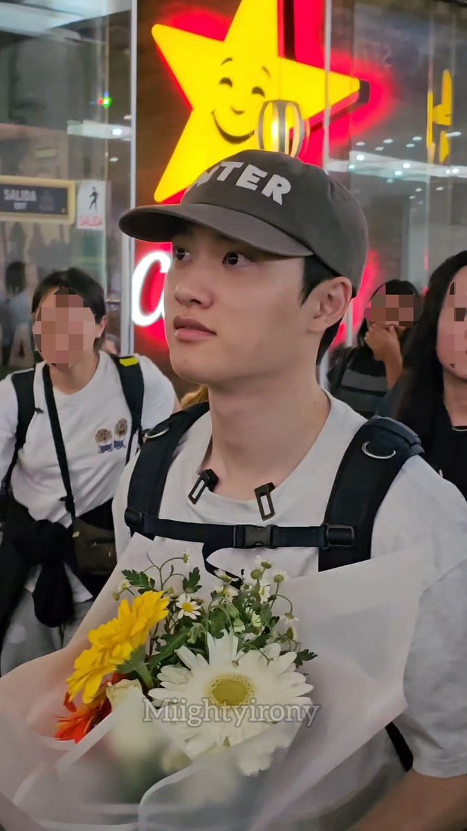 dd__dandelion's tweet photo. Kyungsoo real bareface beauty right there. Seeing him stay so calm and humble at the airport. His charisma is just something else ✨️ https://t.co/3brLk1SiC1