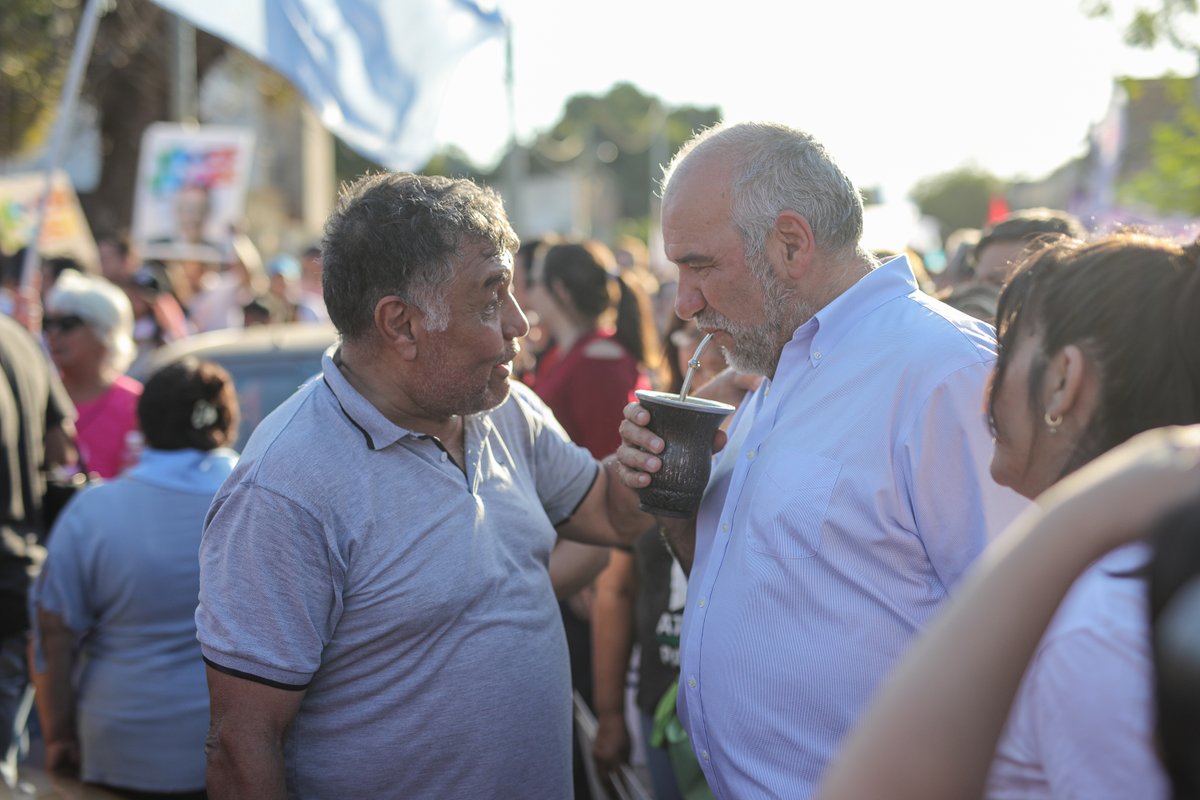 gustavovaldesok's tweet image. Podemos caminar con total tranquilidad por las calles capitalinas porque hemos cumplido, y los vecinos lo saben: el 80% de la inversión del Estado se destinó a infraestructura en barrios como el Santa Teresita, que mejoró notable y estratégicamente.