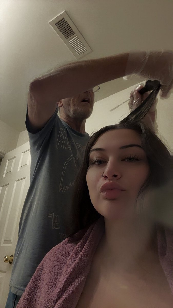 _Cesi_25's tweet image. W dad for coloring my hair for me while jamming to vampire diaries