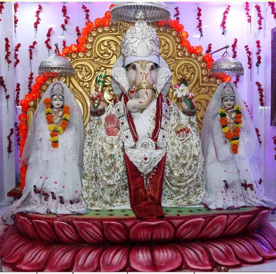 DrMohanYadav51's tweet image. अमेयाय च हेरम्ब परशुधारकाय ते ।
मूषकवाहनायैव विश्वेशाय नमो नमः ॥
जबलपुर के श्री सिद्ध गणेश मंदिर में विराजमान सिद्धिविनायक भगवान श्री गणेश सभी का मंगल करें,
सभी को सुख, समृद्धि तथा आरोग्यता का आशीर्वाद प्रदान करें।
इसी मंगलकामना के साथ वंदन करता हूँ।